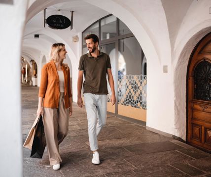 Ein Paar beim Shopping