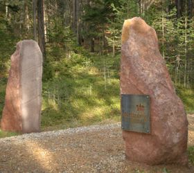 Zwei große Steinplatten markieren den Eingang zum Martinsweg im Wald